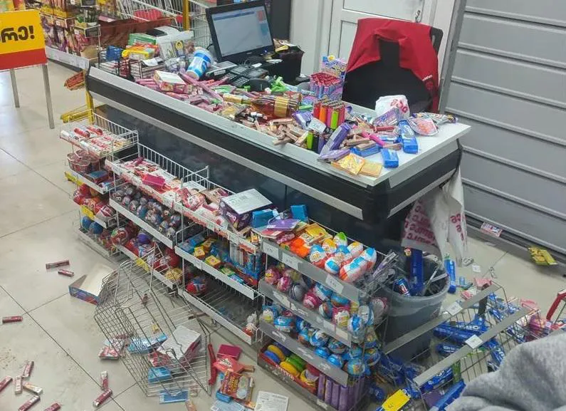 “4 არასრულწლოვანი გოგო კლავდა მოლარეს და კონსულტანტს, წიხლებით შედგნენ...“ - რა მოხდა თბილისის ერთ-ერთ სუპერმარკეტში: შსს-მ გამოძიება დაიწყო