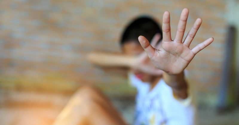 პოლიციელი არასრლუწლოვანზე სისტემატური ხასიათის  არასასურველ კომუნიკაციას ამყარებდა და გოგოს ნების წინააღმდეგ ფიზიკურად ეხებოდა - შემზარავი ფაქტის დეტალებს ადვოკატი ყვება