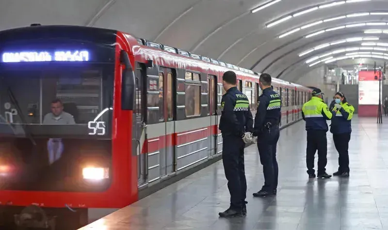 მგზავრის გარდაცვალების გამო რამდენიმე მეტროსადგური მგზავრებს ვერ ემსახურება - რა დეტალებია ცნობილი?