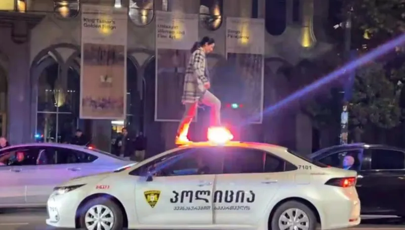 ქალს, რომელიც პოლიციის მანქანაზე ავიდა, პროკურატურამ ბრალი დაუმძიმა - რას ედავებიან თამარ ლორთქიფანიძეს?