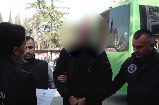 პროკურატურამ დააკავა მამაკაცი, რომელმაც 12 წლის გერს საძინებელში ფარულად ვიდეო ჩამწერი დაუმონტაჟა, პირადი ცხოვრების ამსახველი მასალა კი გაავრცელა - მას 7 წლამდე თავისუფლების აღკვეთა ემუქრება