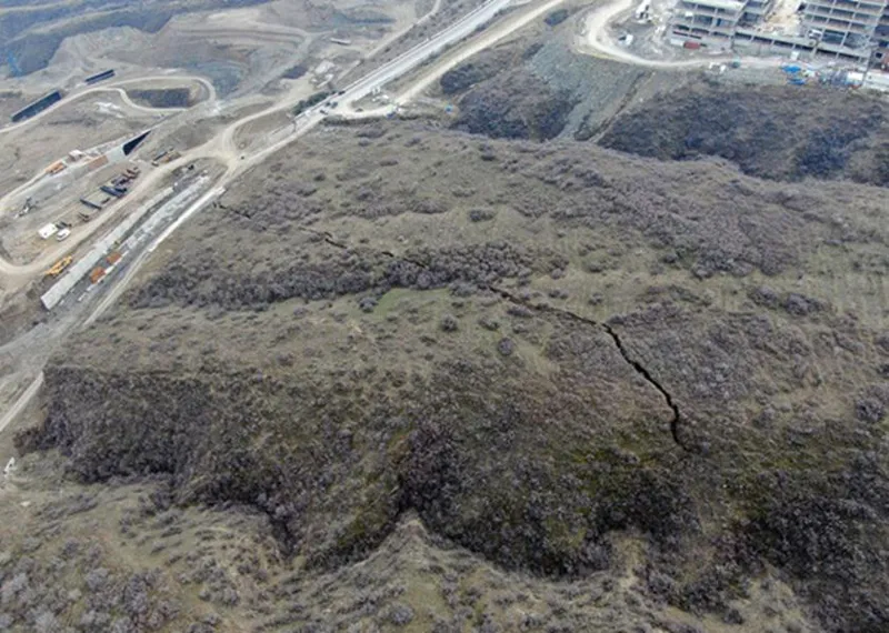 "ვცდილობ, რომ ვაშლიჯვრის ახალი გზითაც არ ვიარო... ახალი გზა რომ ავაშენეთ, მოვჭერით მეწყრის ძირი და მეწყერმა დაიწყო მოძრაობა" - რას ამბობს გეოლოგი?