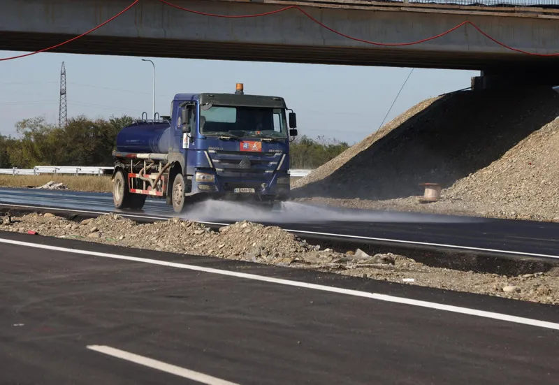 ქვეშეთი-კობის გზის სამშენებლო სამუშაოებისას სავარაუდოდ, მიწის მასა ჩამოიშალა, რომლის ქვეშაც კომპანიის 5 თანამშრომელი მოჰყვა: ნაპოვნია 4 ცხედარი - რა ინფორმაციას აქვეყნებს გზების დეპარტამენტ