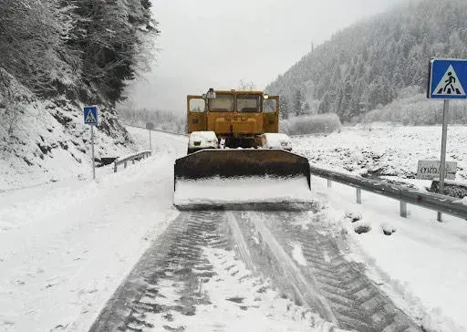 ინტენსიური თოვა და ქარბუქი - გზის რომელ მონაკვეთებზეა აკრძალული ავტოტრანსპორტის მოძრაობა?