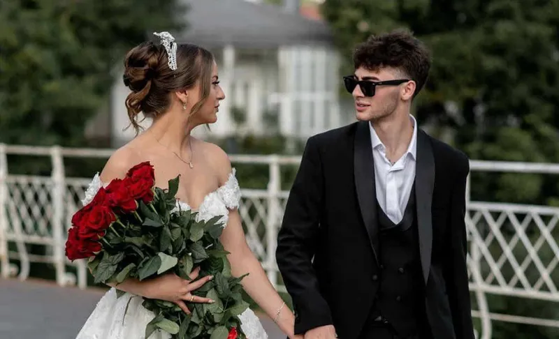 "იმ დონემდე გიყვარდი გარდაცვალების დროსაც, ლიკას მიმიხედეთო… როგორ დახუჭე შენი მოციმციმე ლამაზი თვალები…“ – სამტრედია - აბაშის გზაზე მომხდარი ავარიისას დაშავებული ლიკა კუჭუხიძე გარდაცვლილ მეუღლეს დაბადების დღეს ულოცავს