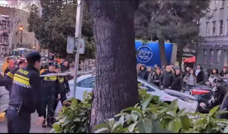 არსებული ინფორმაციით, მამაკაცი ავტომობილით შეეჯახა რკინის ბარიერს, დანით იმუქრებოდა - რა მოხდა 51-ე სკოლასთან?