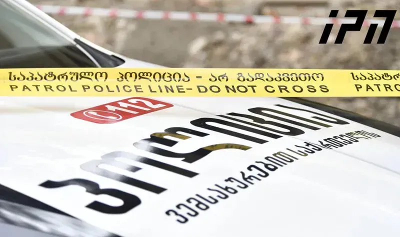 მკვლელობა - კაცმა საკუთარ სახლში მეგობარი ცივი იარაღით მოკლა: რა დეტალებია ცნობილი?