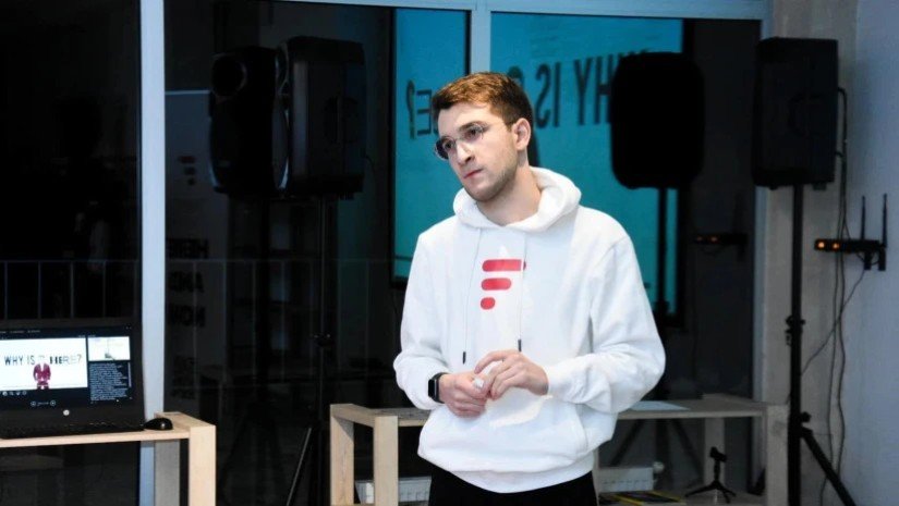 "ქურდის" სახლში გახსნილი პოლიციის შენობა, გასაიდუმლოებული ოჯახური ცხოვრება და შვილის ტრაგედია, რომლითაც საქართველომ გაიცნო - რა ფაქტები იძებნება გია კვარაცხელიაზე რუსულ მედიაში