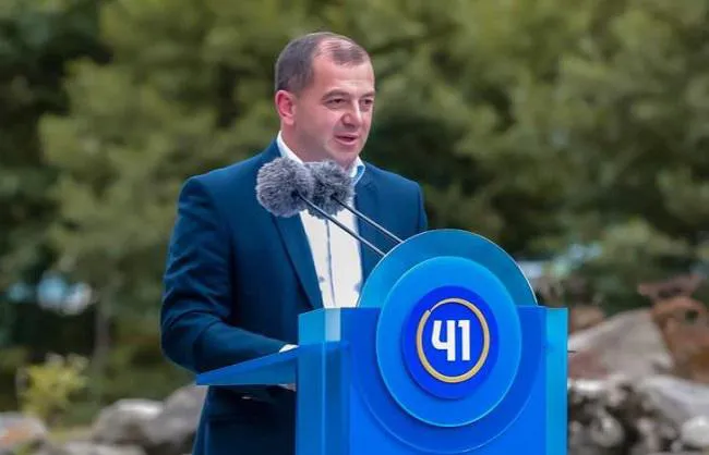 დააკავეს ლენტეხის მუნიციპალიტეტის ყოფილი მერი და არქიტექტურის და ზედამხედველობის სამსახურების ხელმძღვანელები - რა დეტალები ხდება ცნობილი