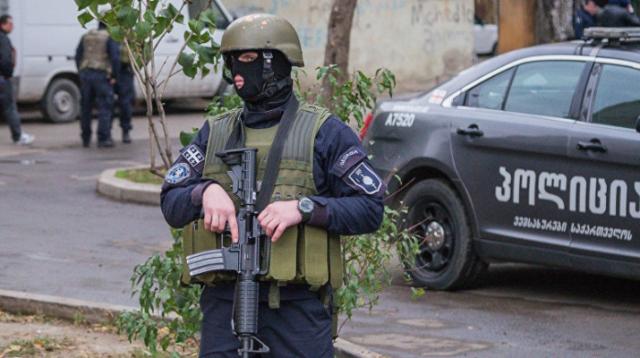 კაცმა ჯერ თანასოფლელი დაჭრა და მერე პოლიციელებს ცეცხლი გაუხსნა - კასპში სპეცრაზმი შეიყვანეს