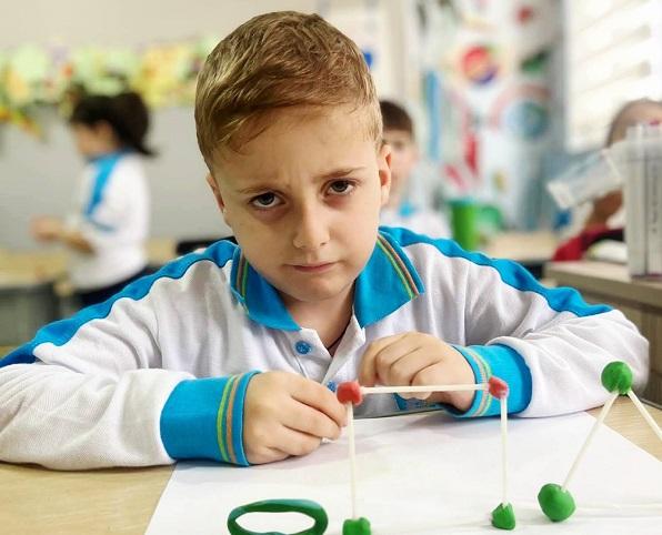 „სიტყვები უძლურია ასეთი ტკივილის წინაშე“ - ვინ არის და დაემართა პატარა მოსწავლეს, რომელსაც სკოლა ემშვიდობება?