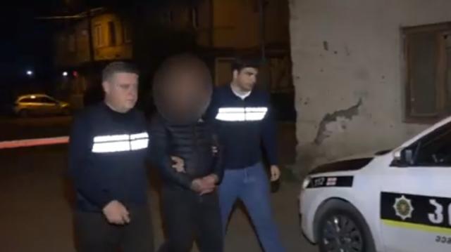 40 წლის კაცი სახლში მივიდა და დედის მკვლელობა სცადა - ასაკოვანი ქალი მძიმე დაზიანებებით საავადმყოფოშია!