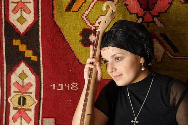 "გელა რომ დაოჯახდა, თან გამიხარდა, თან გული მეტკინა..." - წლების შემდეგ, პირველად, თეონა ქუმსიაშვილის დედა წარსულის ტრაგედიასა და დღევანდელობაზე საუბრობს