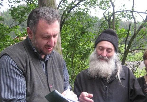 „მამა ნი­კო­ლო­ზი და­ახ­ლო­ე­ბით 2 დღის გარ­დაც­ვლი­ლი­ა, როცა შე­ვე­დი, გარ­დაც­ვლი­ლი სკამ­ზე დამ­ხვდა... ესენი ახლა ელო­დე­ბი­ან, რომ ის აღ­დგე­ბა, რა ეშ­ვე­ლე­ბათ, არ ვიცი...“ - რას ჰყვება ბერი ნიკოლოზის მე­გო­ბა­რი და სუ­ლი­ე­რი შვი­ლი?