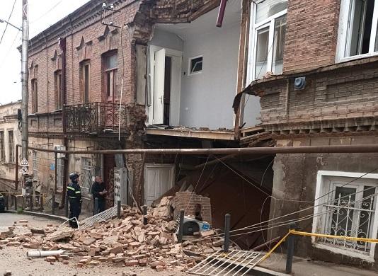 თბილისში საცხოვრებელი სახლის მეორე სართული ჩამოინგრა